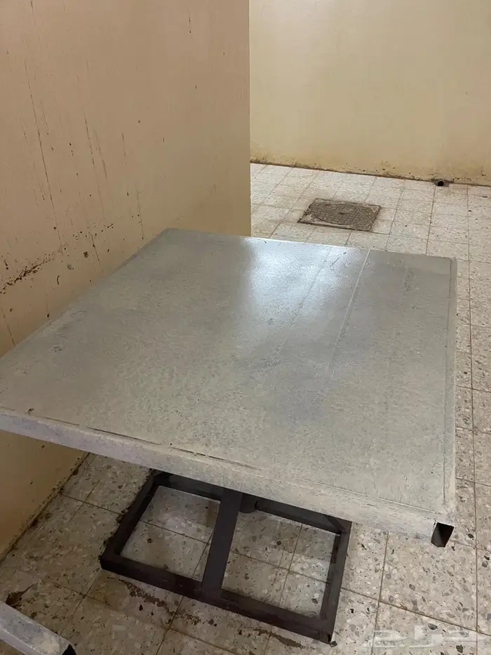 طاولة حديد للبيع مع أربع كراسي 0