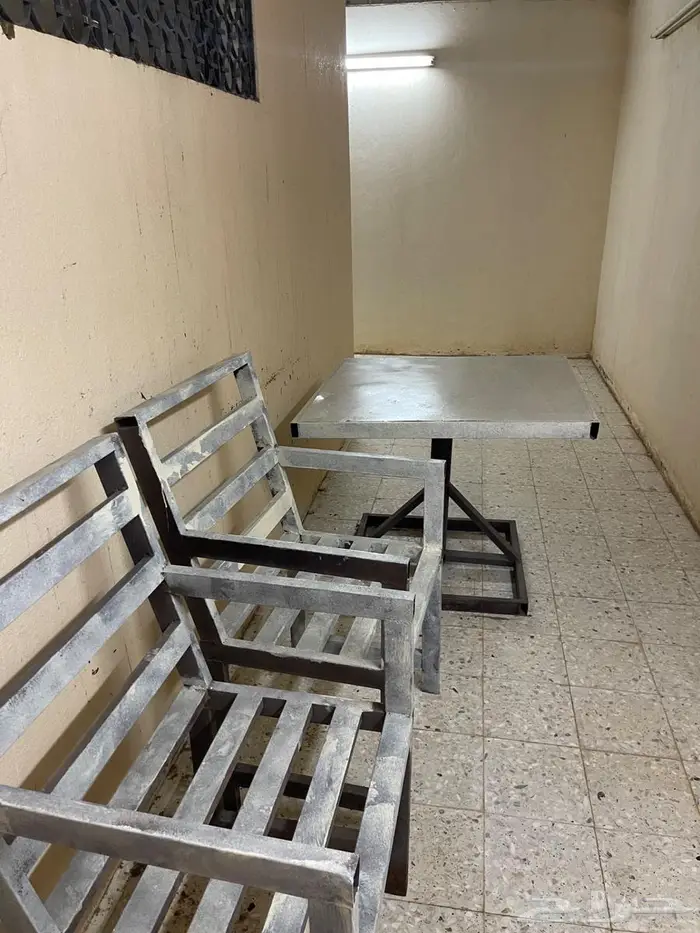 طاولة حديد للبيع مع أربع كراسي 1