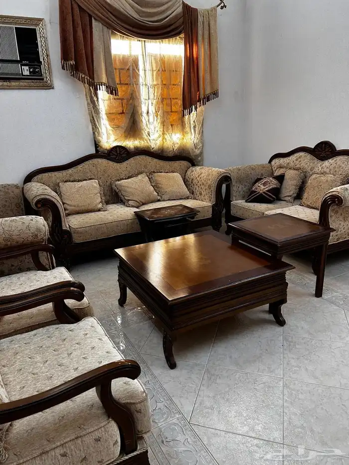 مجلس بحاله ممتازه مع طاوله و ستائر السعر 800 قابل للتفاوض 0