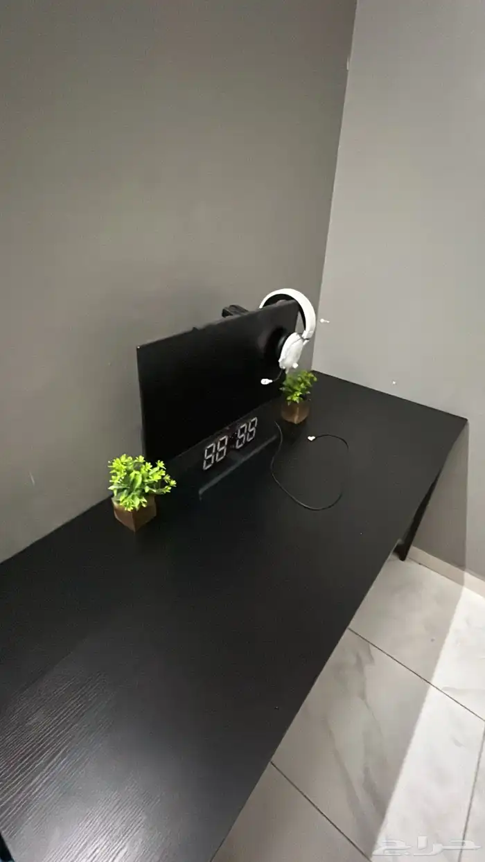 شاشة و طاوله و سماعه للبيع 0