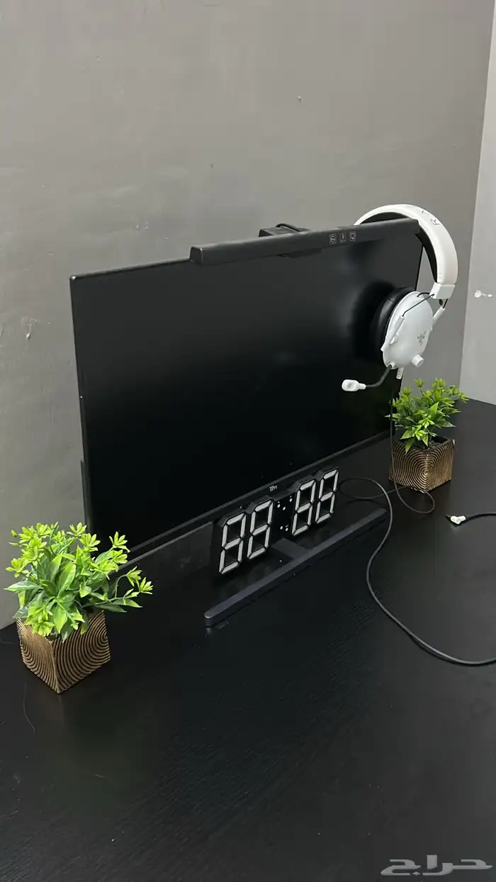 شاشة و طاوله و سماعه للبيع 3