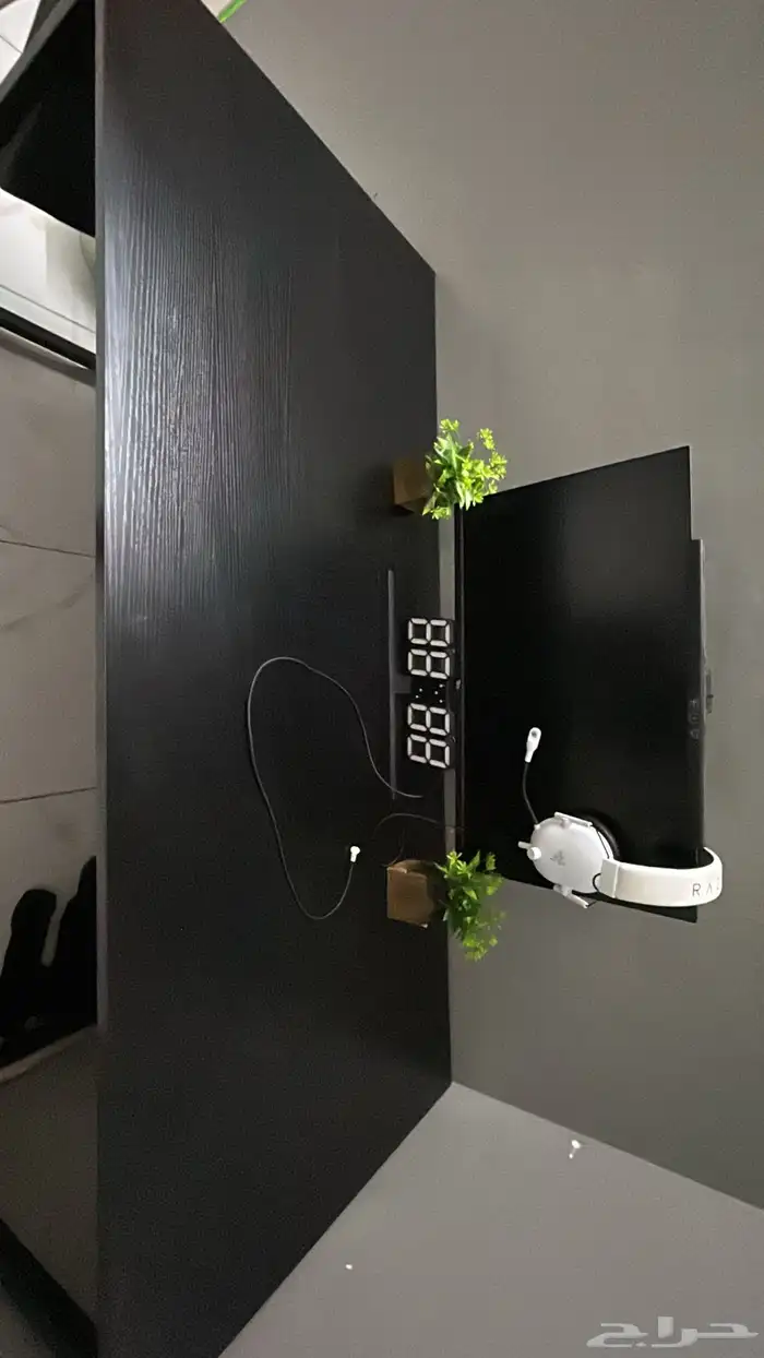 شاشة و طاوله و سماعه للبيع 1