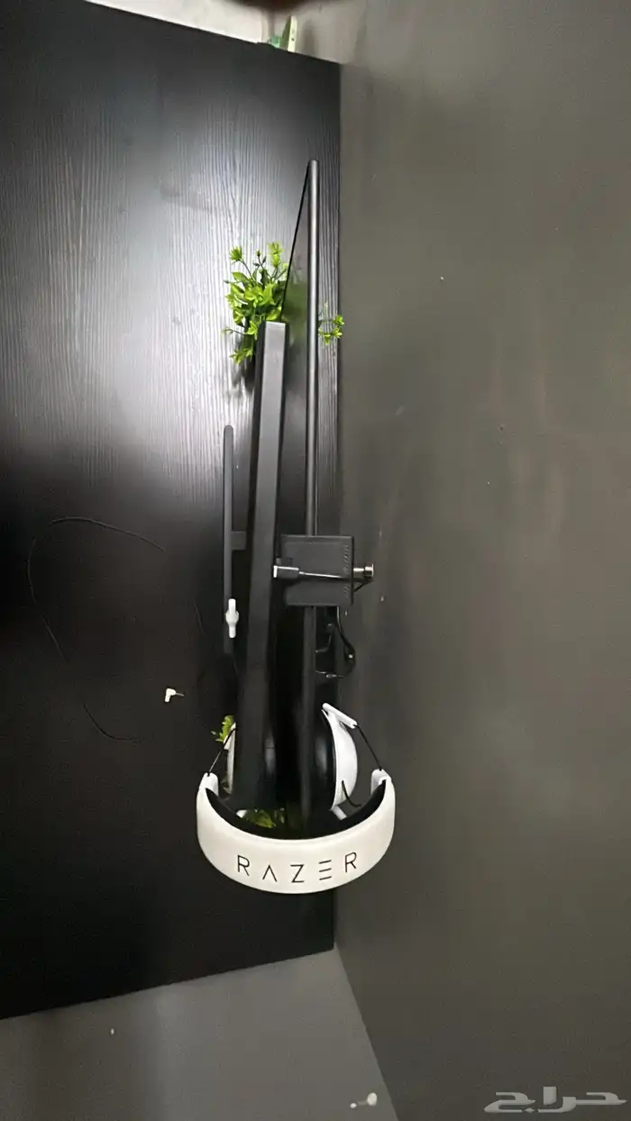 شاشة و طاوله و سماعه للبيع 2