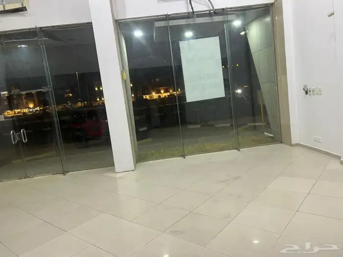 للإيجار محل تجاري شارع المزارع بالدمام 182 متر 8متر عرض 7