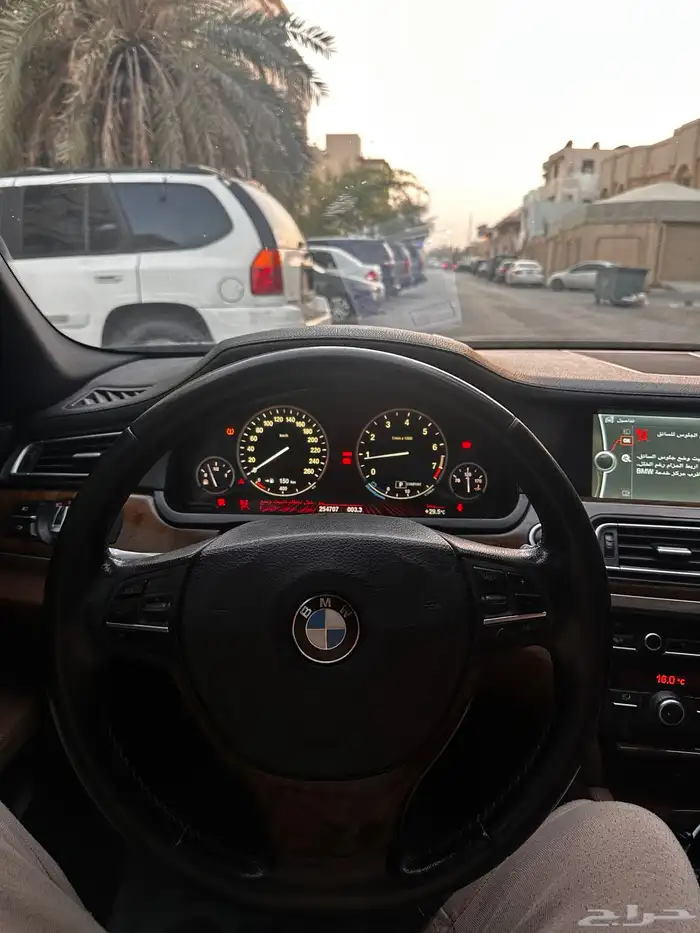 بي ام دبليو 2011 740Li الفئة السابعة 6