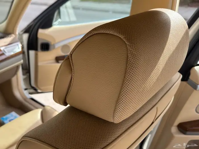 من التحف BMW 740LI مخزن 12