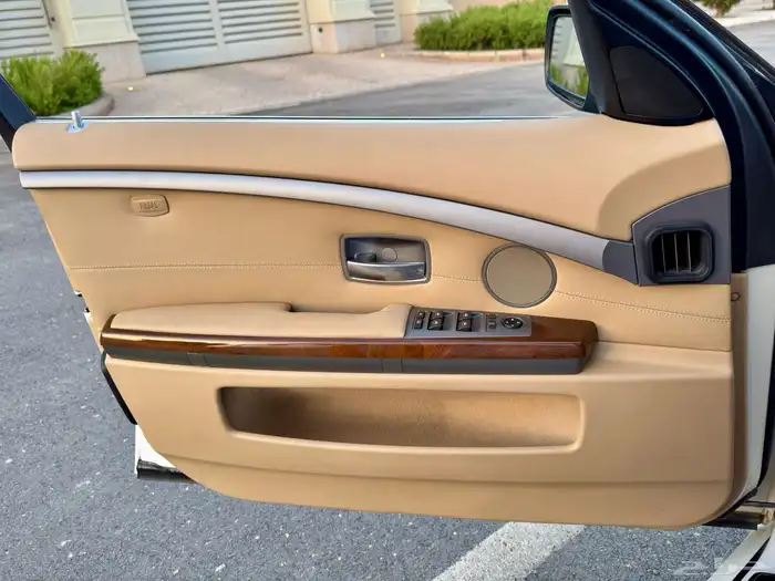 من التحف BMW 740LI مخزن 1