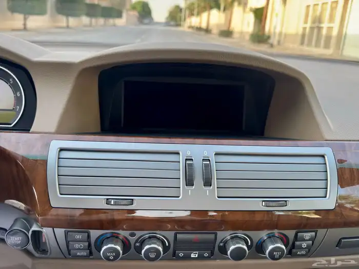 من التحف BMW 740LI مخزن 23