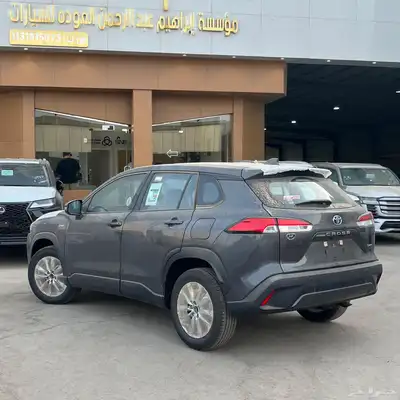 تويوتا كورولا كروس LE هايبرد 2025 لون رمادي 3