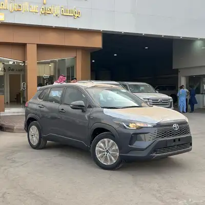تويوتا كورولا كروس LE هايبرد 2025 لون رمادي 4
