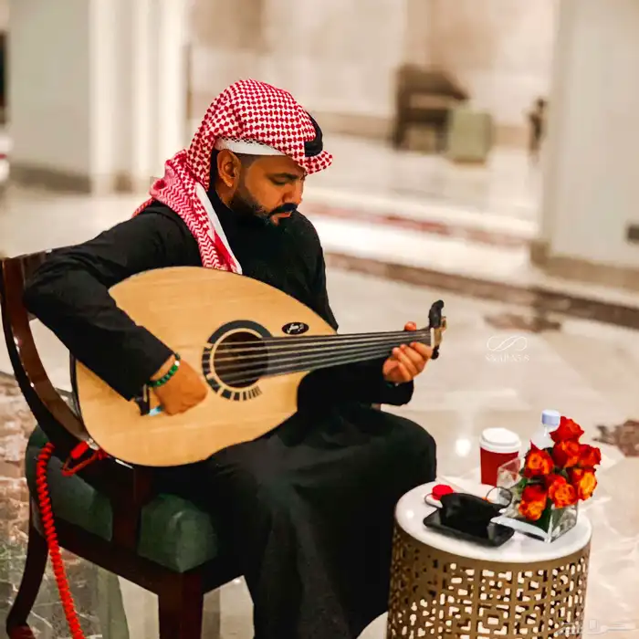 عازف عود و مغني 1