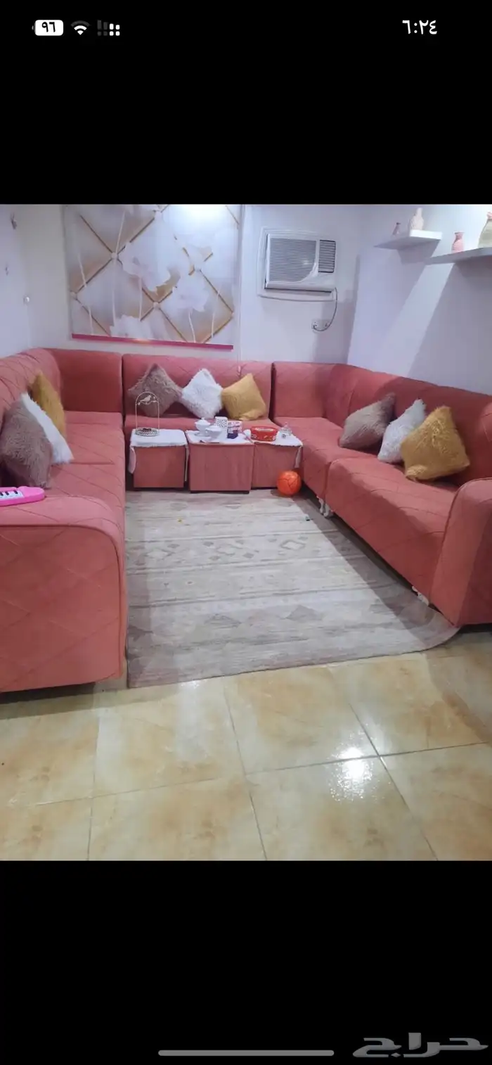 كنب نضيف 4 في 6 للبيع مع ثلاث طاولات وزوليه والستاره. 1200 0