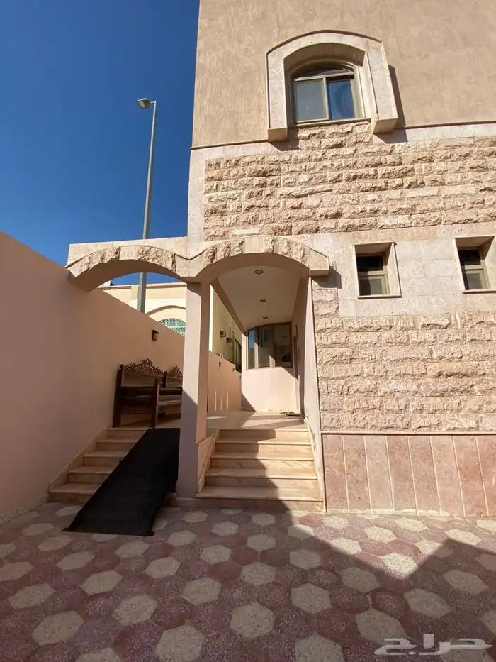 فلة سكنية فاخرة ( بناء شخصي ) للبيع مقابل قاعة الوليد 8