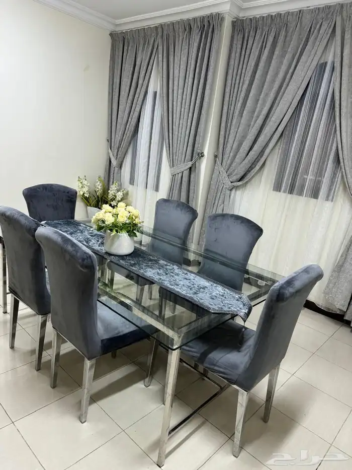 طاولة وكراسي 0