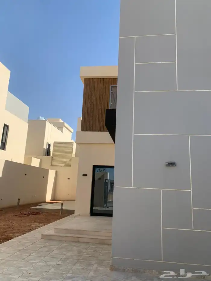 للبيع فيلا حي الجنادرية المشرقية 16