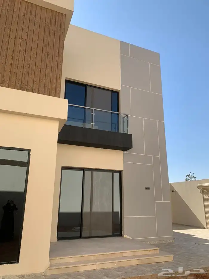 للبيع فيلا حي الجنادرية المشرقية 12
