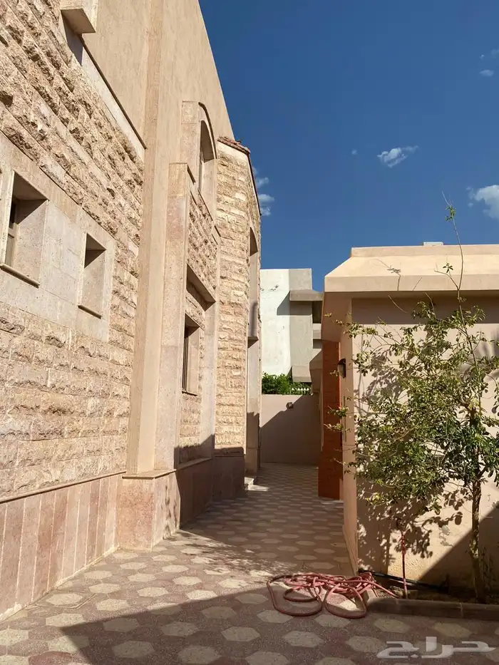 فلة سكنية فاخرة ( بناء شخصي ) للبيع مقابل قاعة الوليد 6