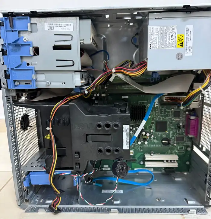 كمبيوتر DELL للبيع شغال على السوم 0