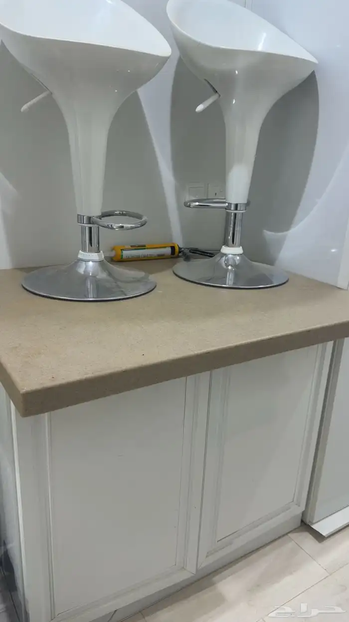 طاولة وكراسي 1