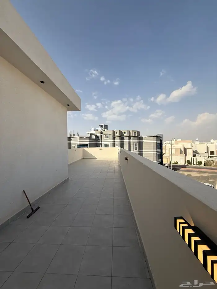 للبيع فيلا دورين وملحق تشطيب vip طريق ابها الخميس حي سلطانه 37
