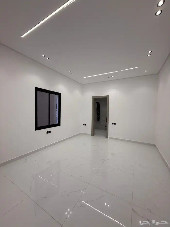 للبيع فيلا دورين وملحق تشطيب vip طريق ابها الخميس حي سلطانه 18
