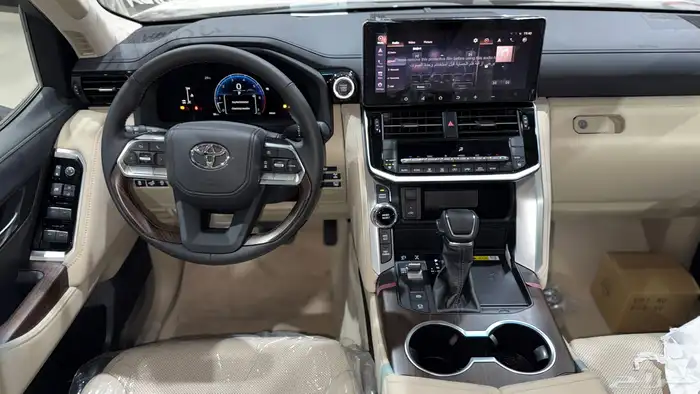 صالون لاندكروزر GXR L4 2025 بنزين سعودي اصفار بطاقة 16