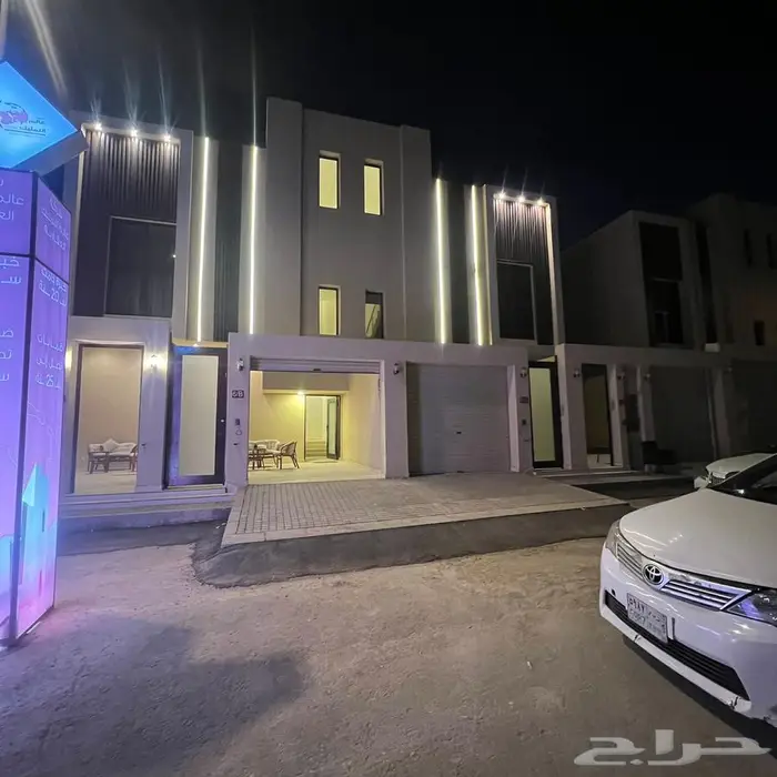 ادوار مفصولة فاخرة للبيع 300 متر حي عكاظ 7