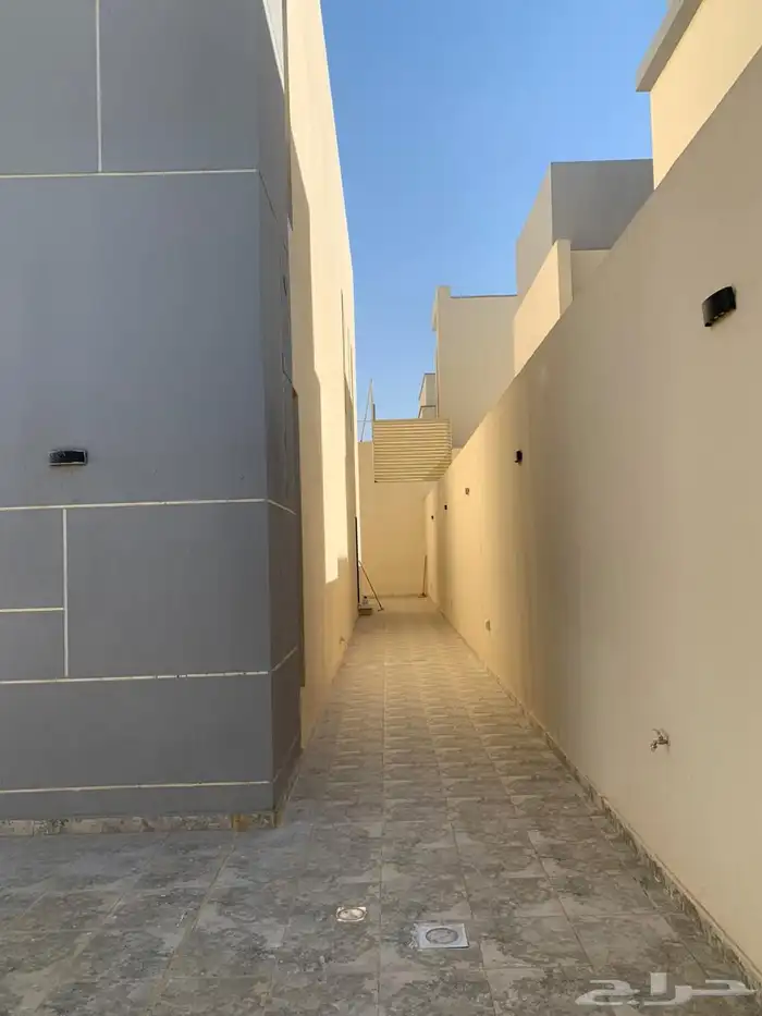للبيع فيلا حي الجنادرية المشرقية 8