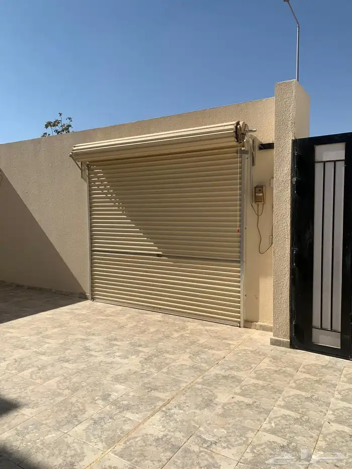 للبيع فيلا حي الجنادرية المشرقية 12