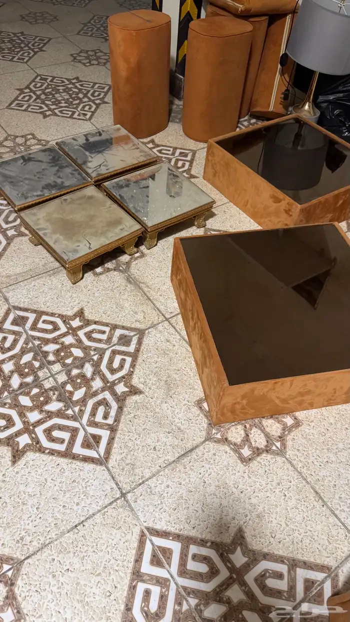 كنب ظهر بطاولاته نظيف 2