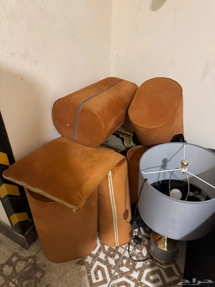 كنب ظهر بطاولاته نظيف 0