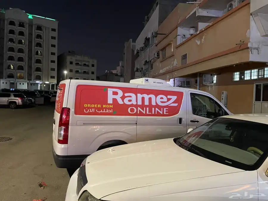 دعاية وإعلان اسوار مشاريع وحروف بارزة واستيكرات 10