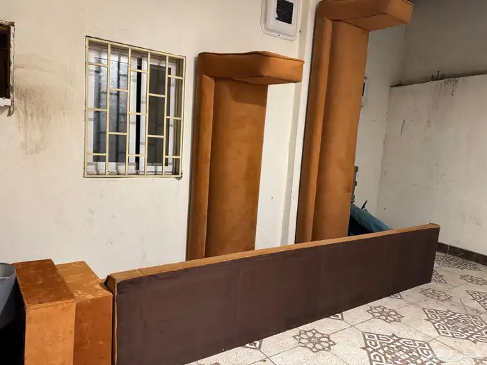 كنب ظهر بطاولاته نظيف 1