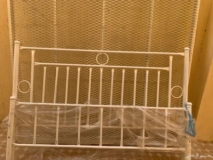 سرير نوم نفرين جديد حتى الأكياس البلاستيكية لسا فيه 0