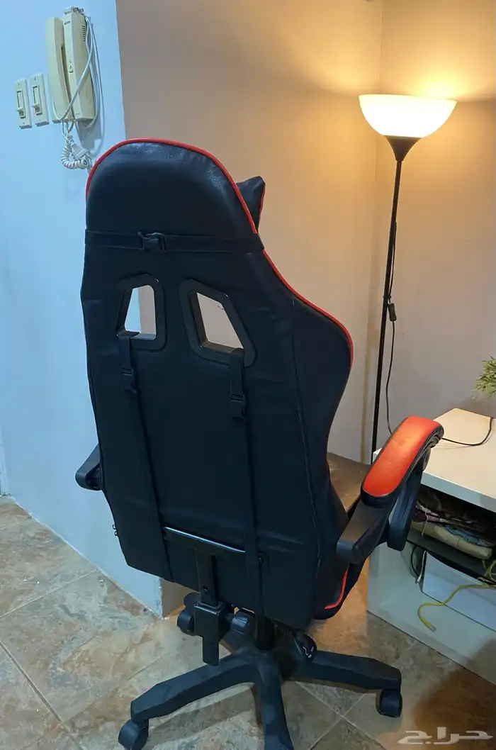 كرسي قيمنق أحمر وأسود نظيف 3