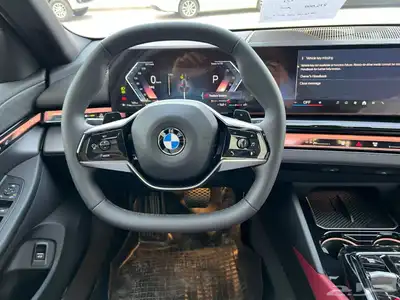 2025 BMW 520 (تصميم يبهر تفاصيل تلهم) استلام فوري 7