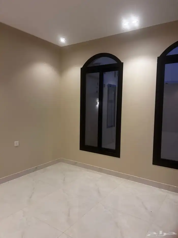 فله دور واحد مساحه 312 ونصف أربع غرف كبيره بخدماتها 7