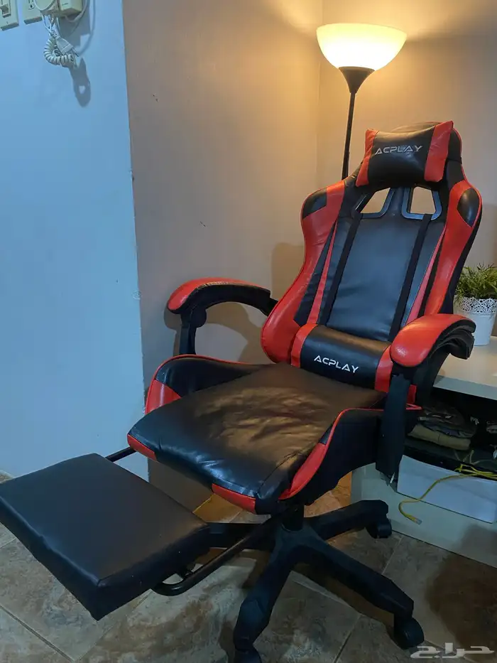 كرسي قيمنق أحمر وأسود نظيف 1