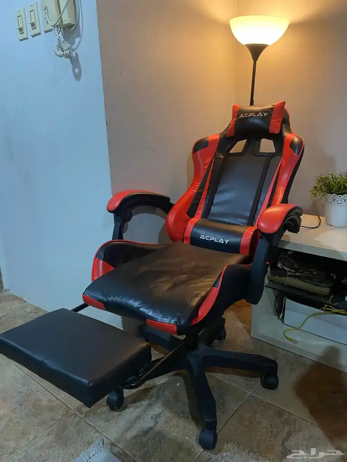 كرسي قيمنق أحمر وأسود نظيف 2