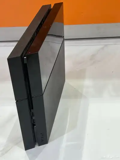 جهاز بلايستيشن 4 نظيف جدا  قابل للتهكير 2