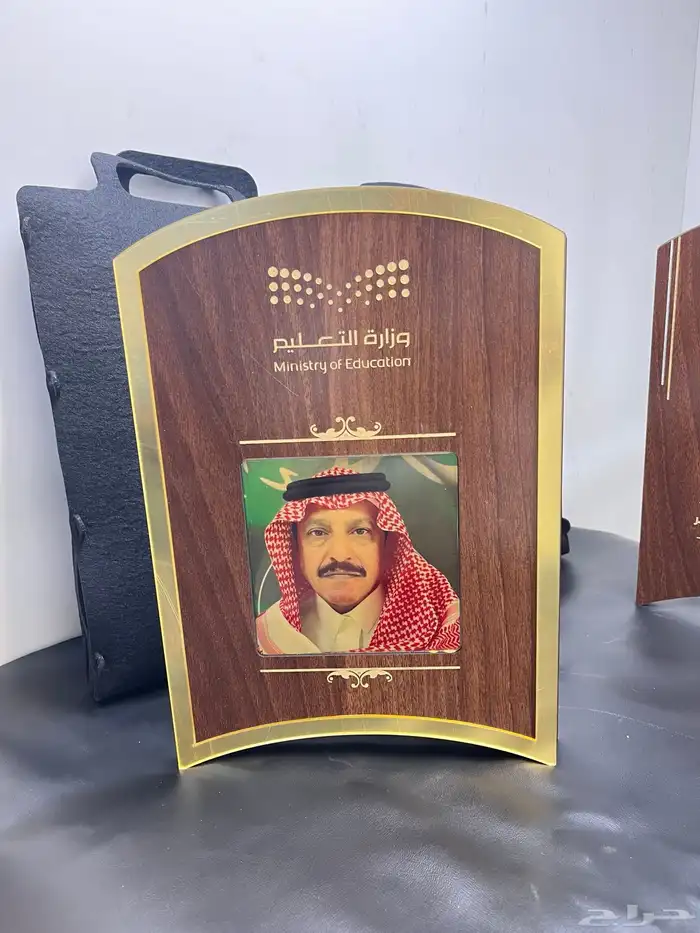 هدايا تخرج للضباط والمدارس والمتقاعدين توصيل الى الباب 10