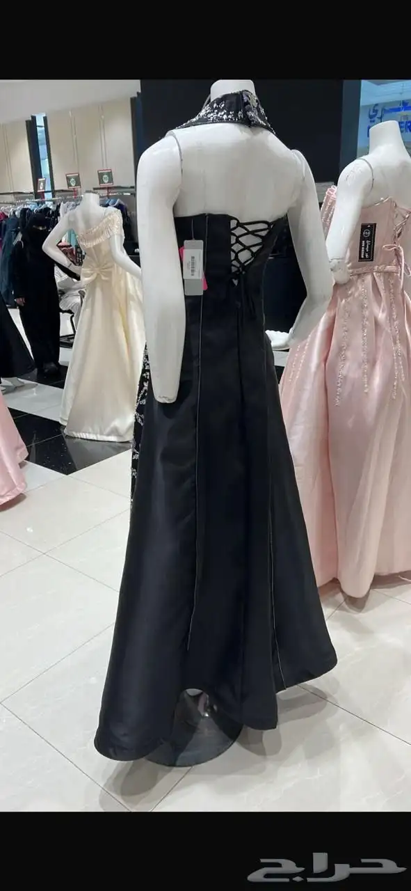 السلام عليكم اعرض لكم فساتين فخمه ونظيفه لبسه مره وحده 300 1