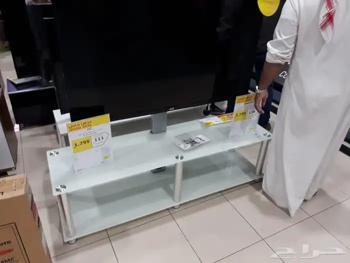 كنبة وطاولة تلفزيون للبيع 1
