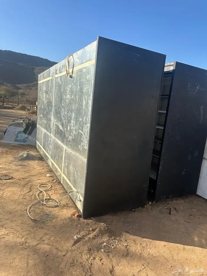 ثلاجات عرض وحده خمسه متر الاخري 4 متر. فريزرات العدد2 جده 18