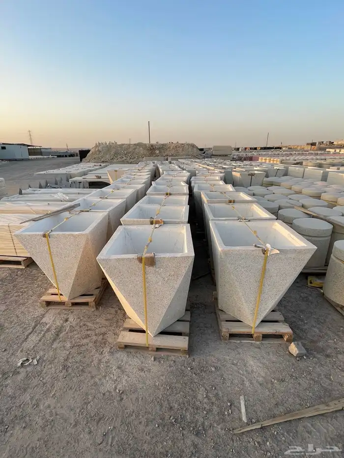 كراسى خرسانية سلات نفايات احواض زراعية مصدات مواقف 40