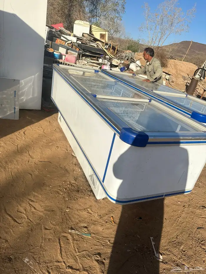 ثلاجات عرض وحده خمسه متر الاخري 4 متر. فريزرات العدد2 جده 3