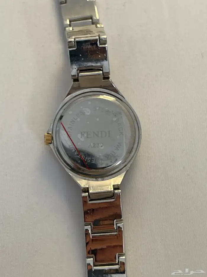 ساعه Fendi اصليه ونظيفه جداا  وتلمع   تحتاج حجر بس 1