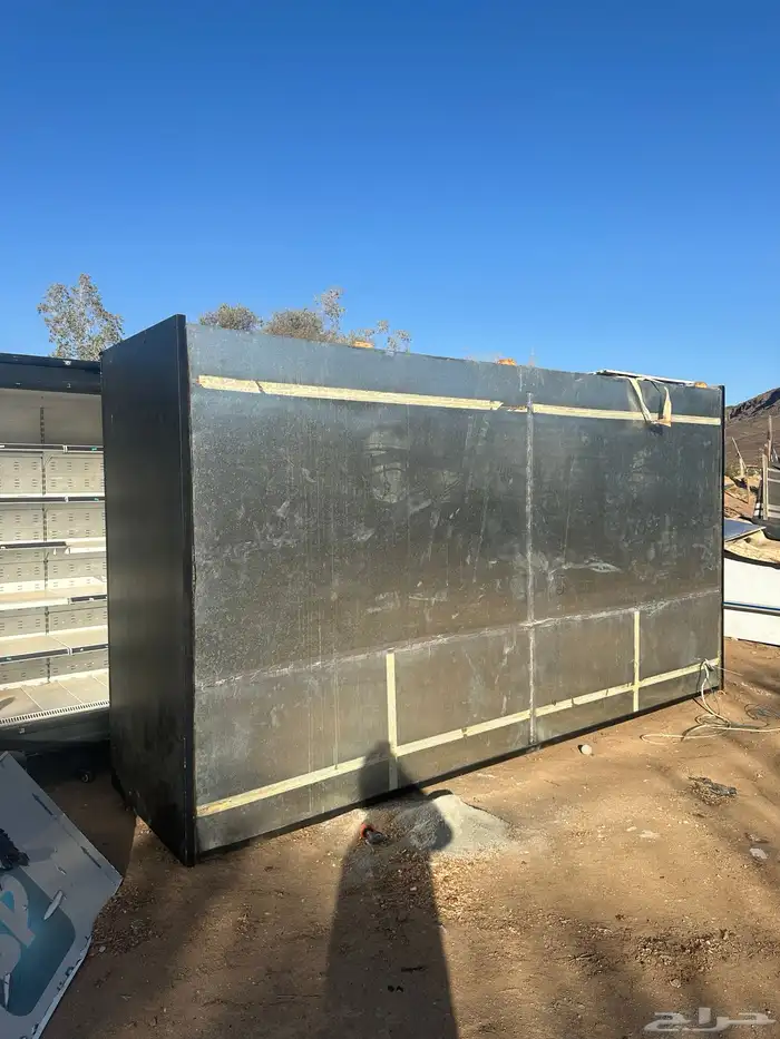 ثلاجات عرض وحده خمسه متر الاخري 4 متر. فريزرات العدد2 جده 11