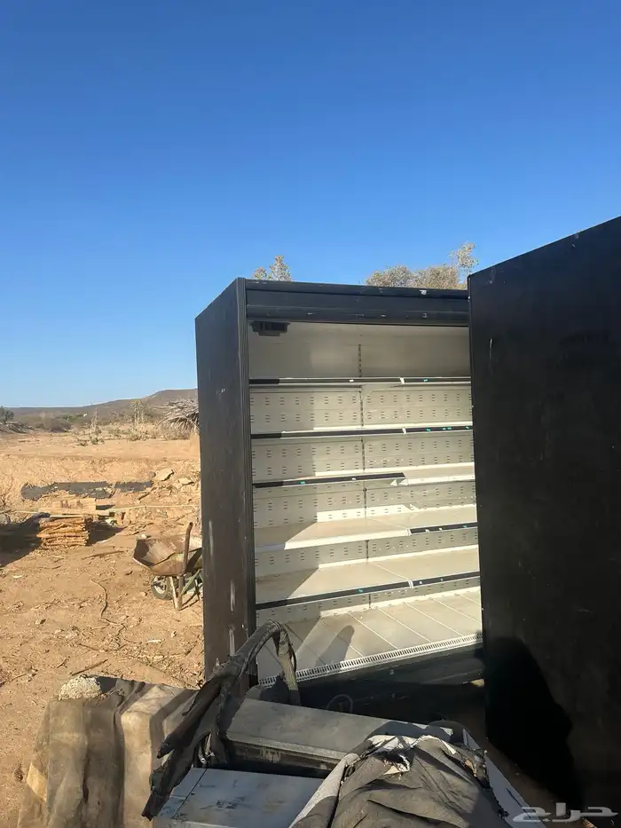 ثلاجات عرض وحده خمسه متر الاخري 4 متر. فريزرات العدد2 جده 12