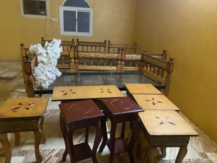 كراسي عدد 6 زاد طاولة 4 و واحد كبيره زاد طاولة 2 اضافه 0